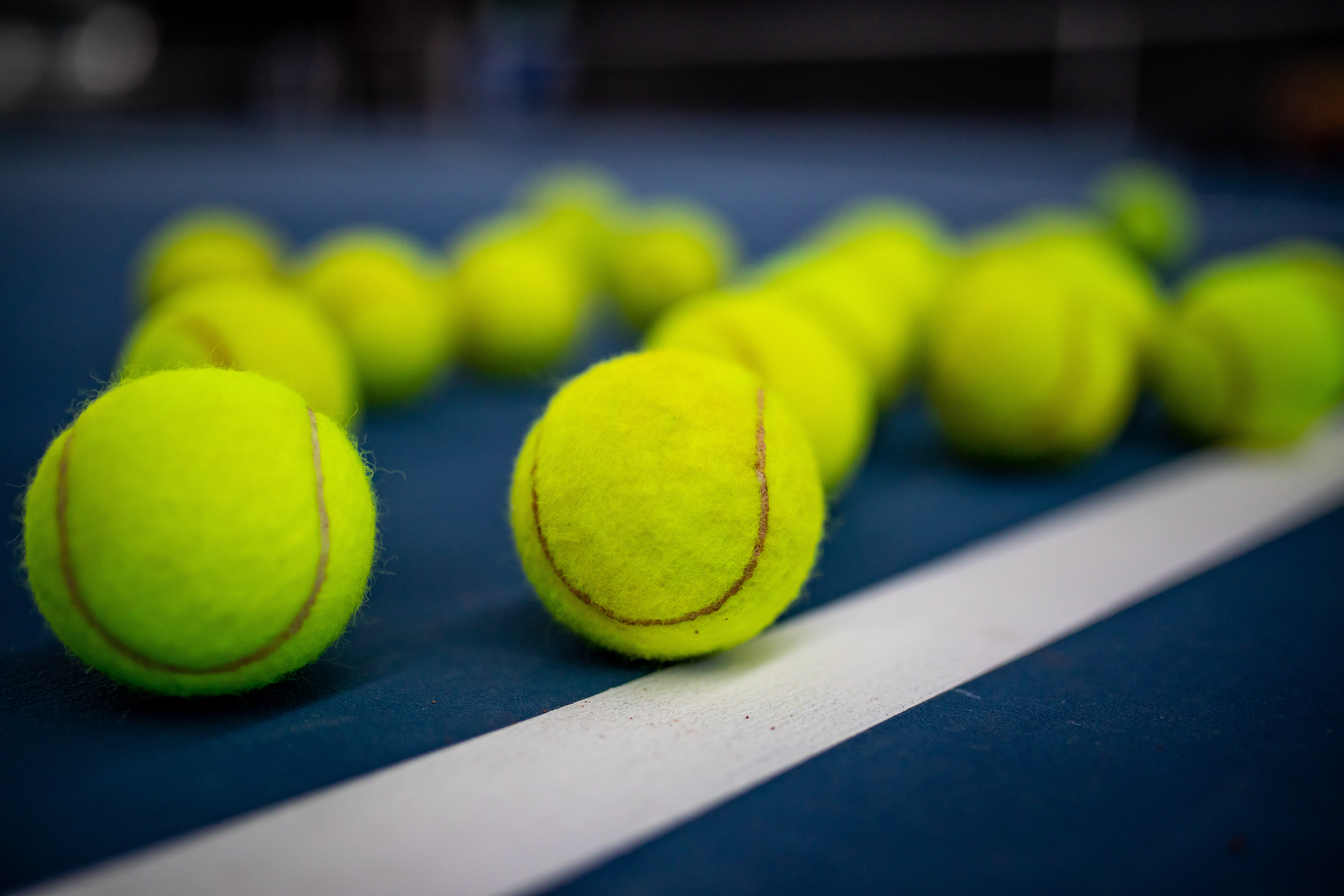 Tennisbälle auf Tennisplatz entlang der Linie
