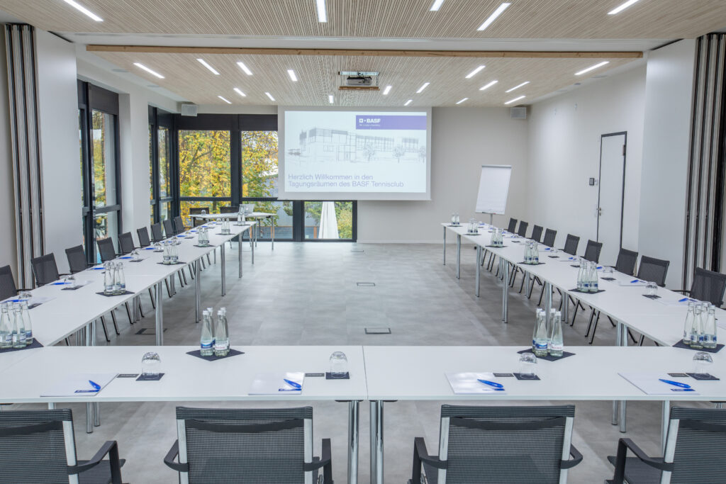 Moderner Konferenzraum mit U-förmiger Tischanordnung