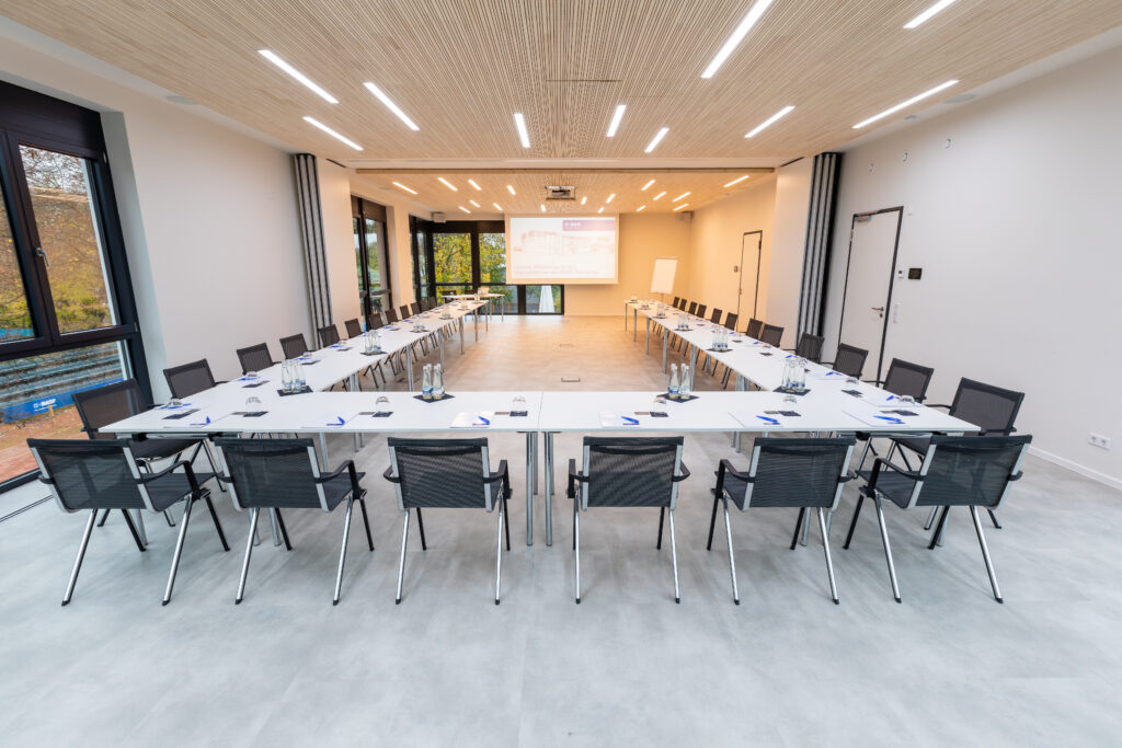 Moderner Konferenzraum mit U-förmiger Tischanordnung