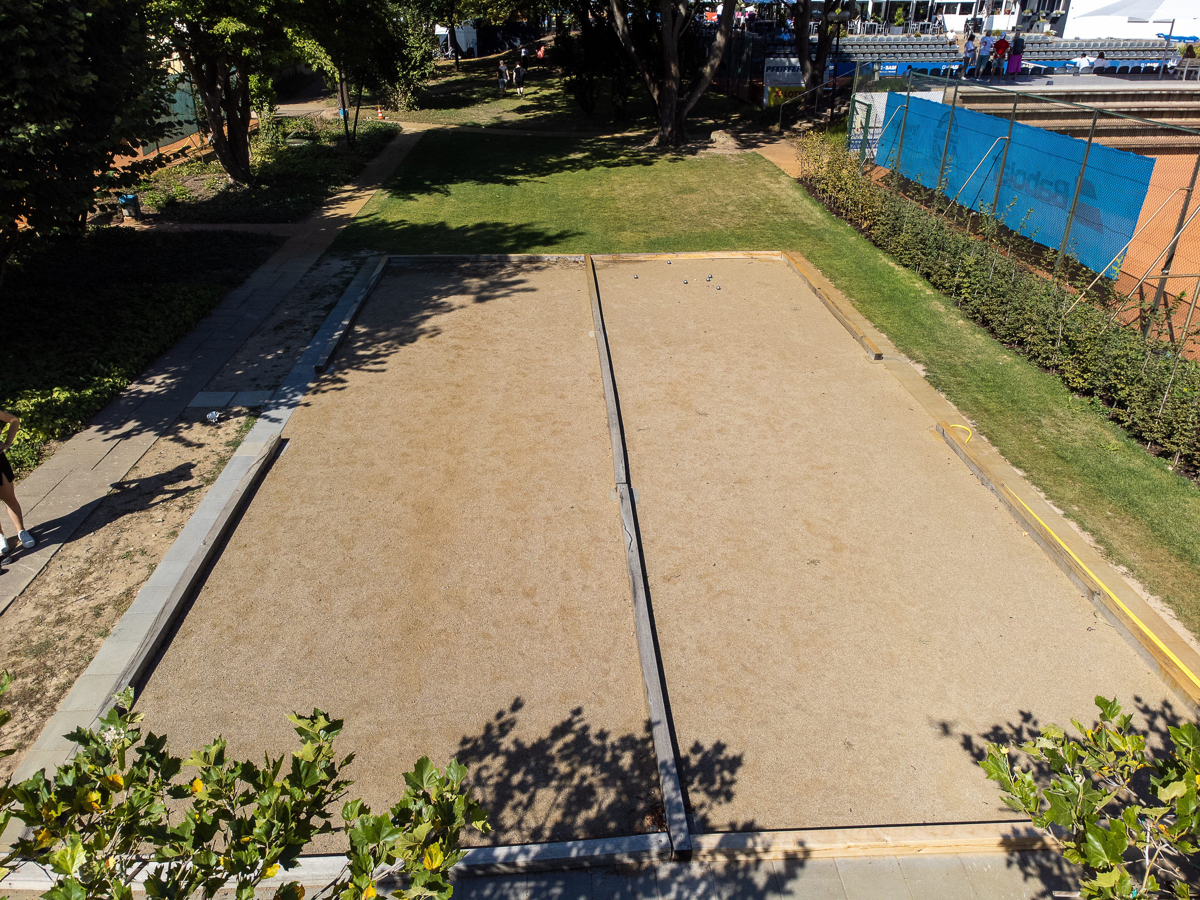 Boule-Bahn im Park mit Sandfläche