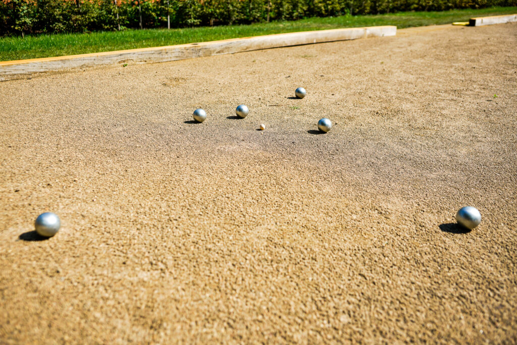 Metallkugeln auf Boule-Spielfeld im Freien