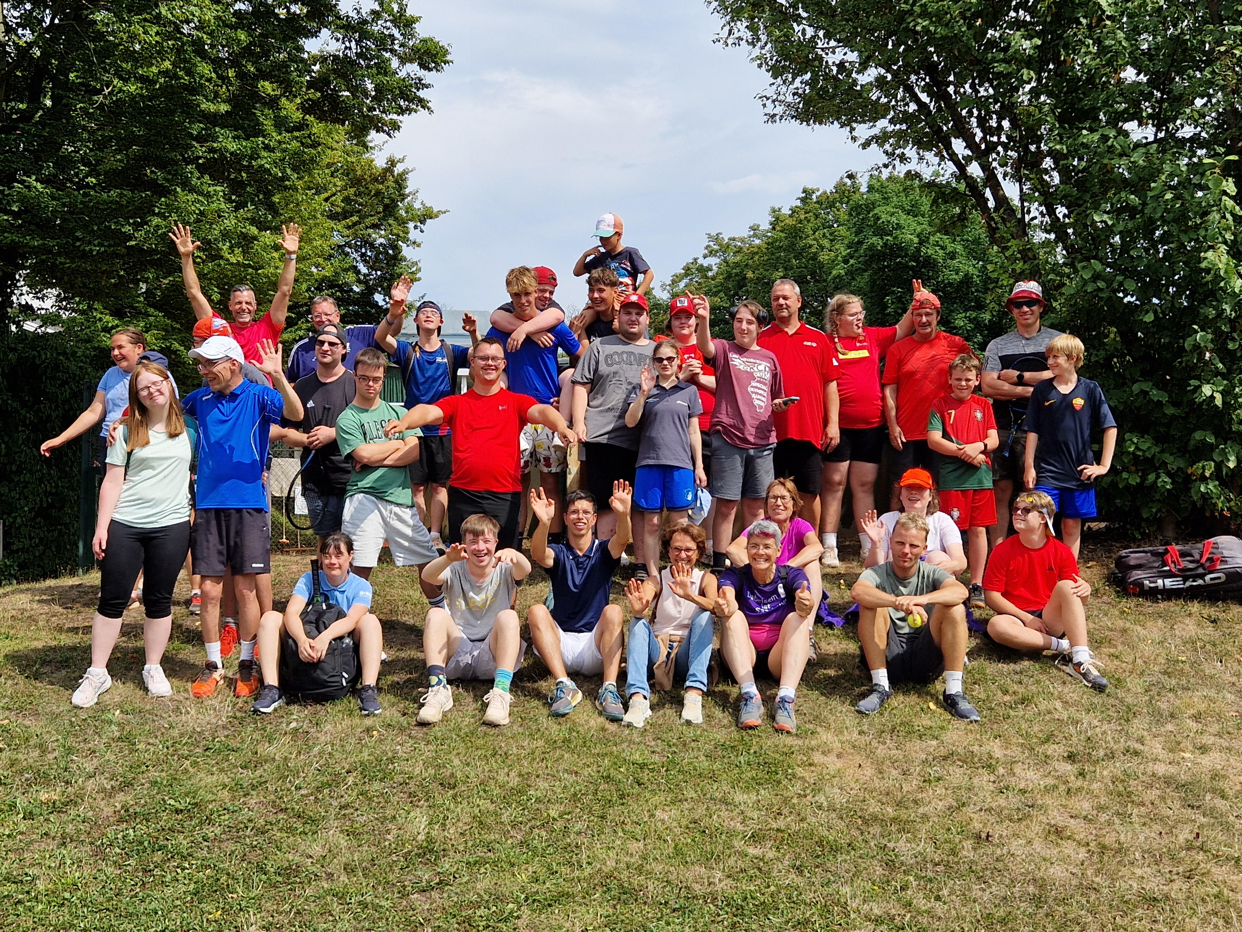 Große Gruppe beim Sportevent im Freien