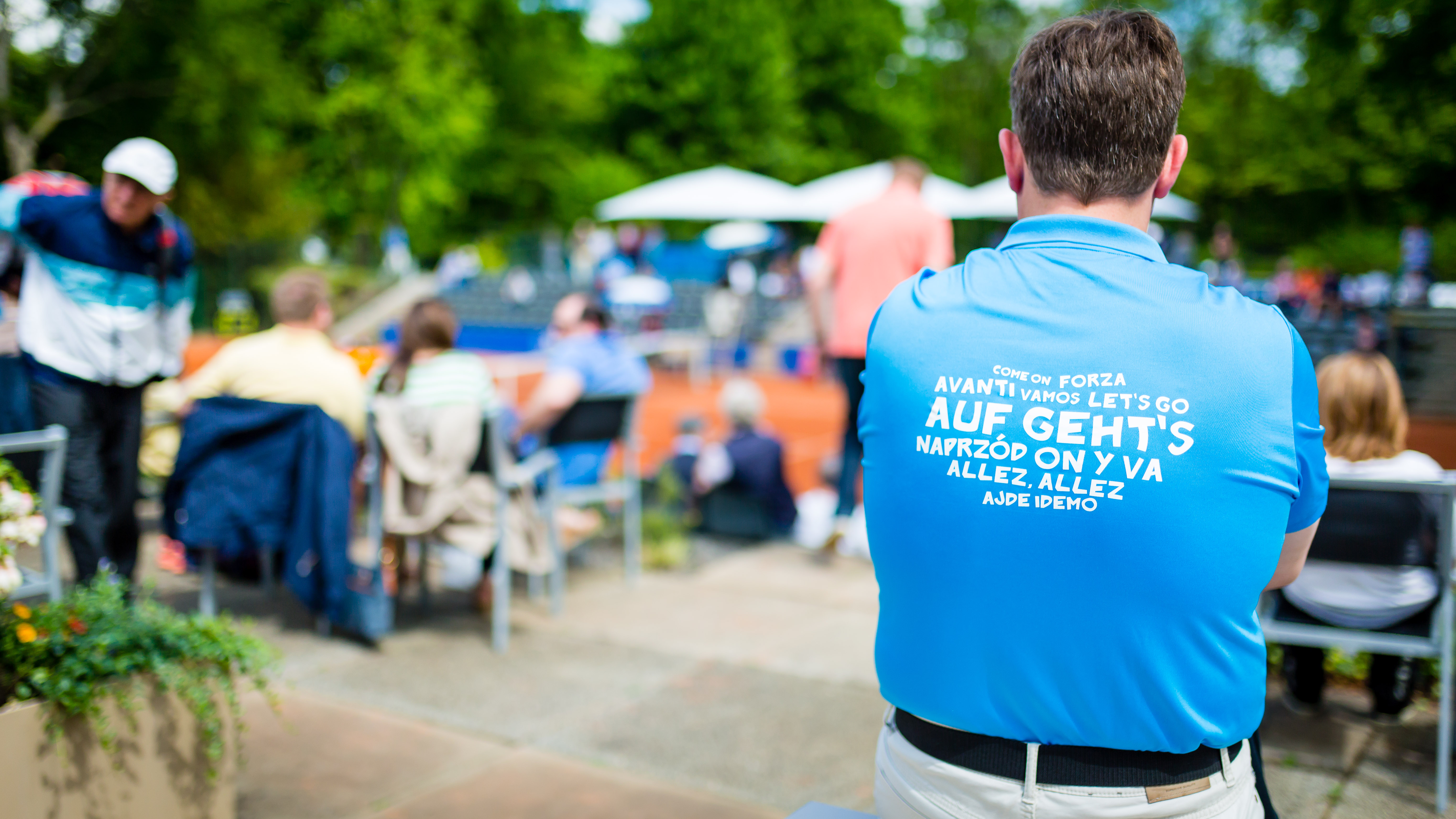Zuschauer bei Tennis-Spiel im Freien