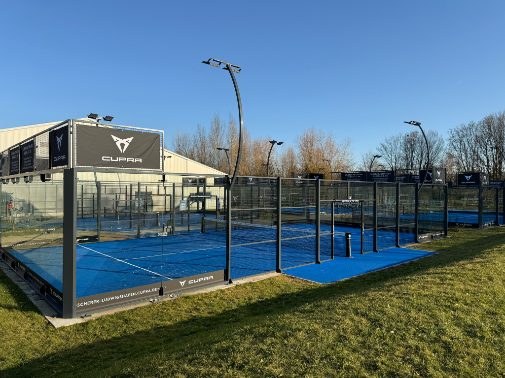 Outdoor-Padelplätze mit CUPRA-Branding
