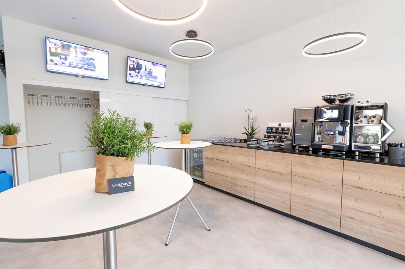 Moderne Kaffeeküche mit Tischen und Kaffeemaschine