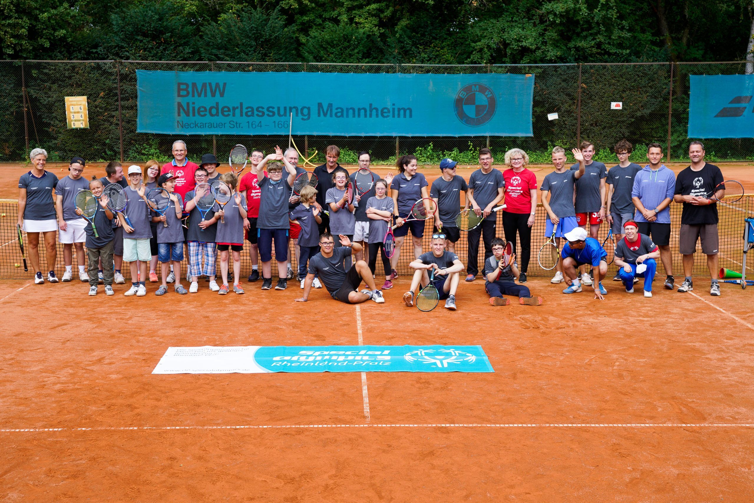Gruppenfoto von Tennisspielern auf Sandplatz
