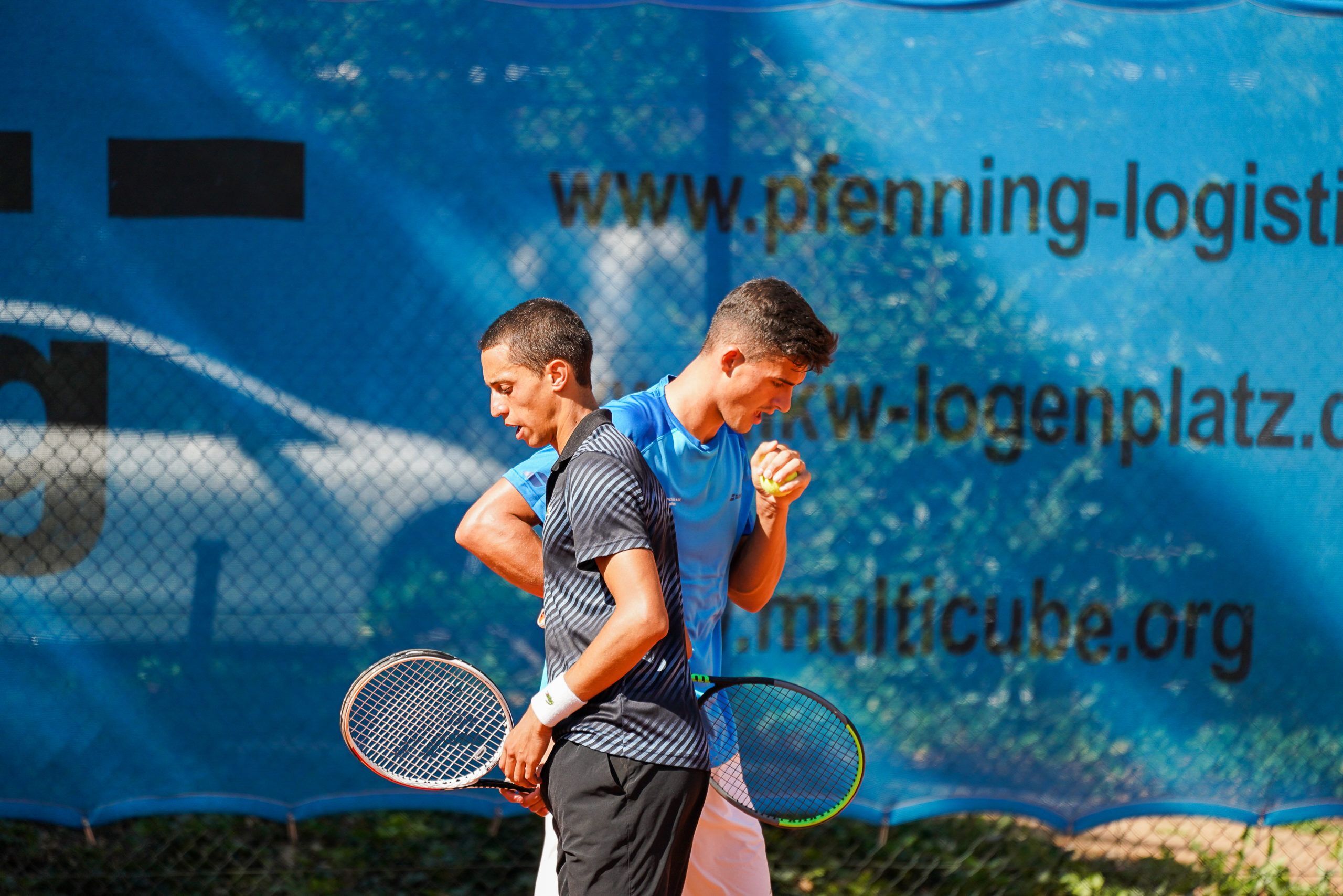Zwei Tennisspieler Rücken an Rücken auf Platz