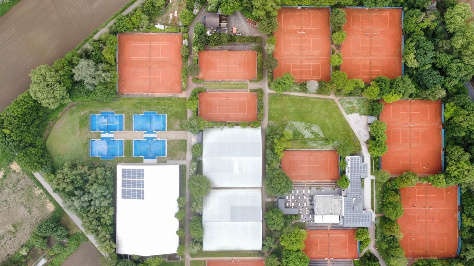 Luftaufnahme einer Tennisanlage mit Sand- und Hartplätzen