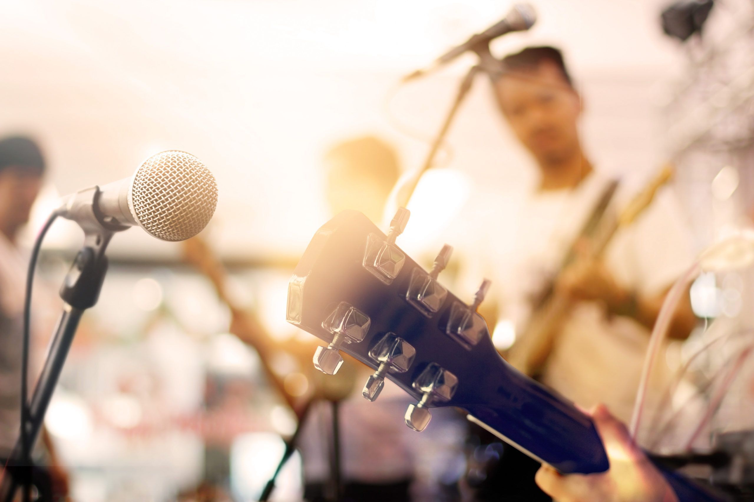 Mikrofon und Gitarrenkopf bei Live-Konzert
