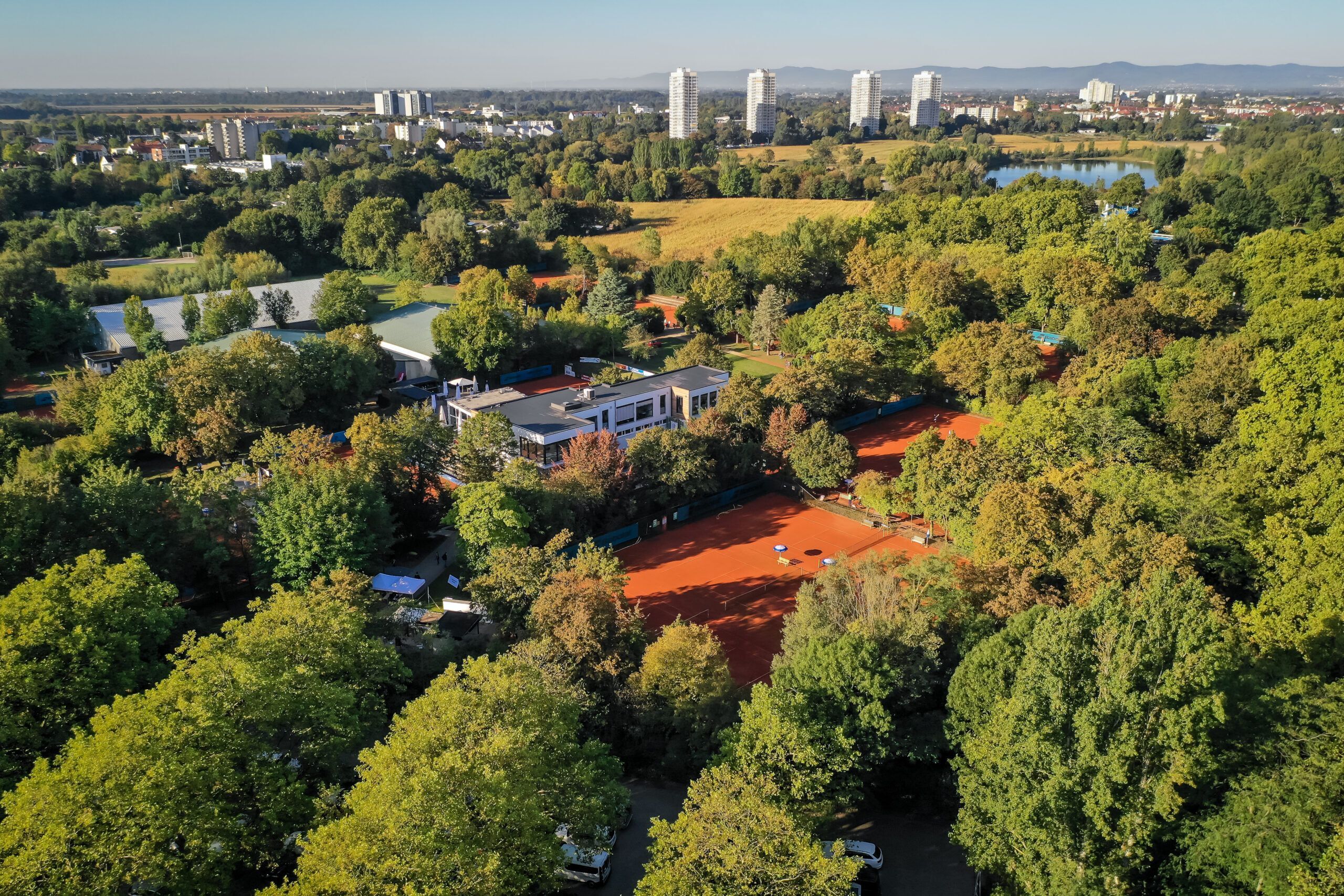 Luftaufnahme von Tennisplätzen im grünen Stadtpark