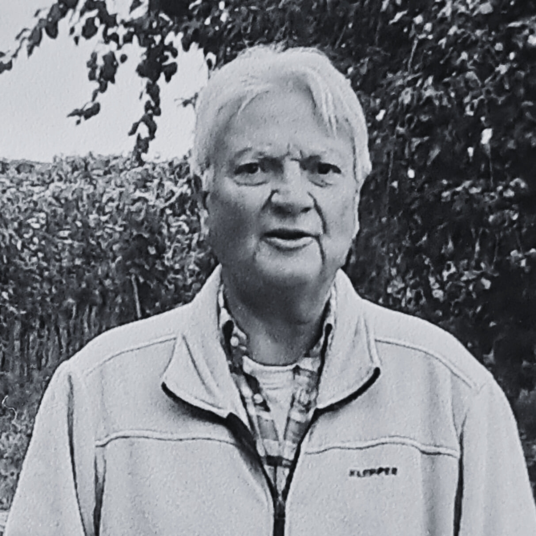 Älterer Mann im Garten, Schwarzweißporträt