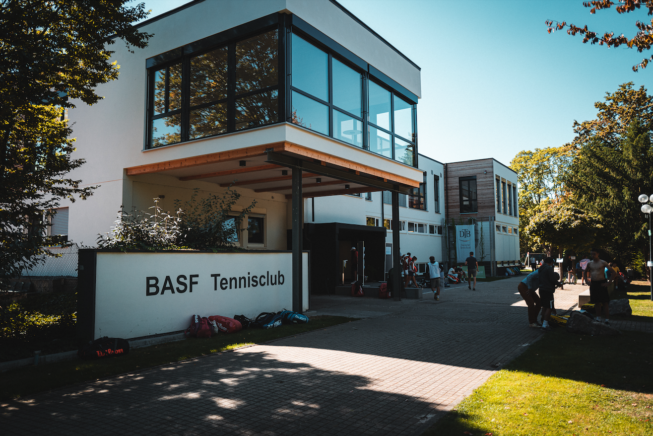 Modernes Clubhaus des BASF Tennisclub e.V. im Grünen