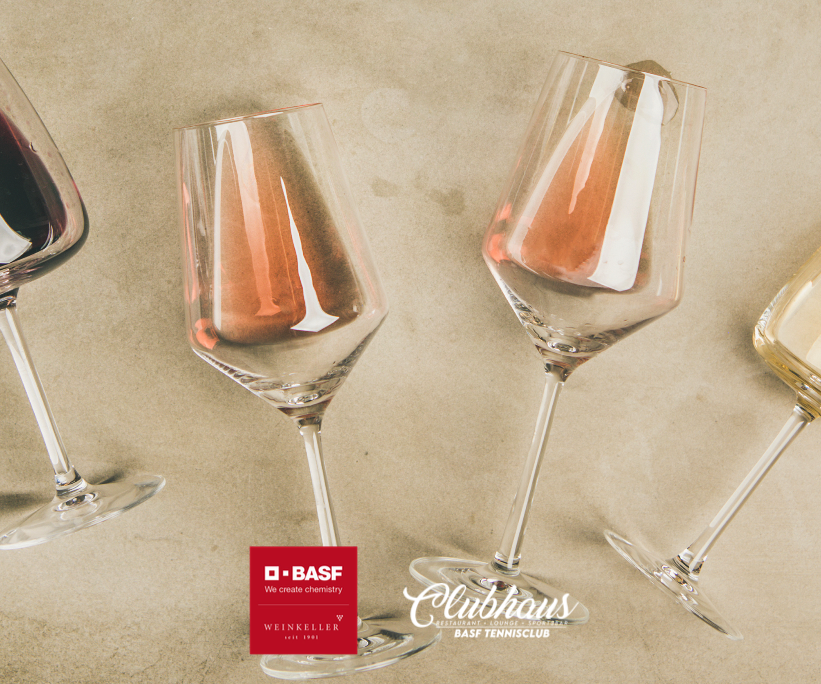 Vier Weingläser mit Rosé und Rotwein