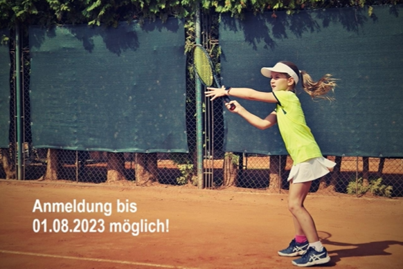 Mädchen spielt Tennis auf Sandplatz