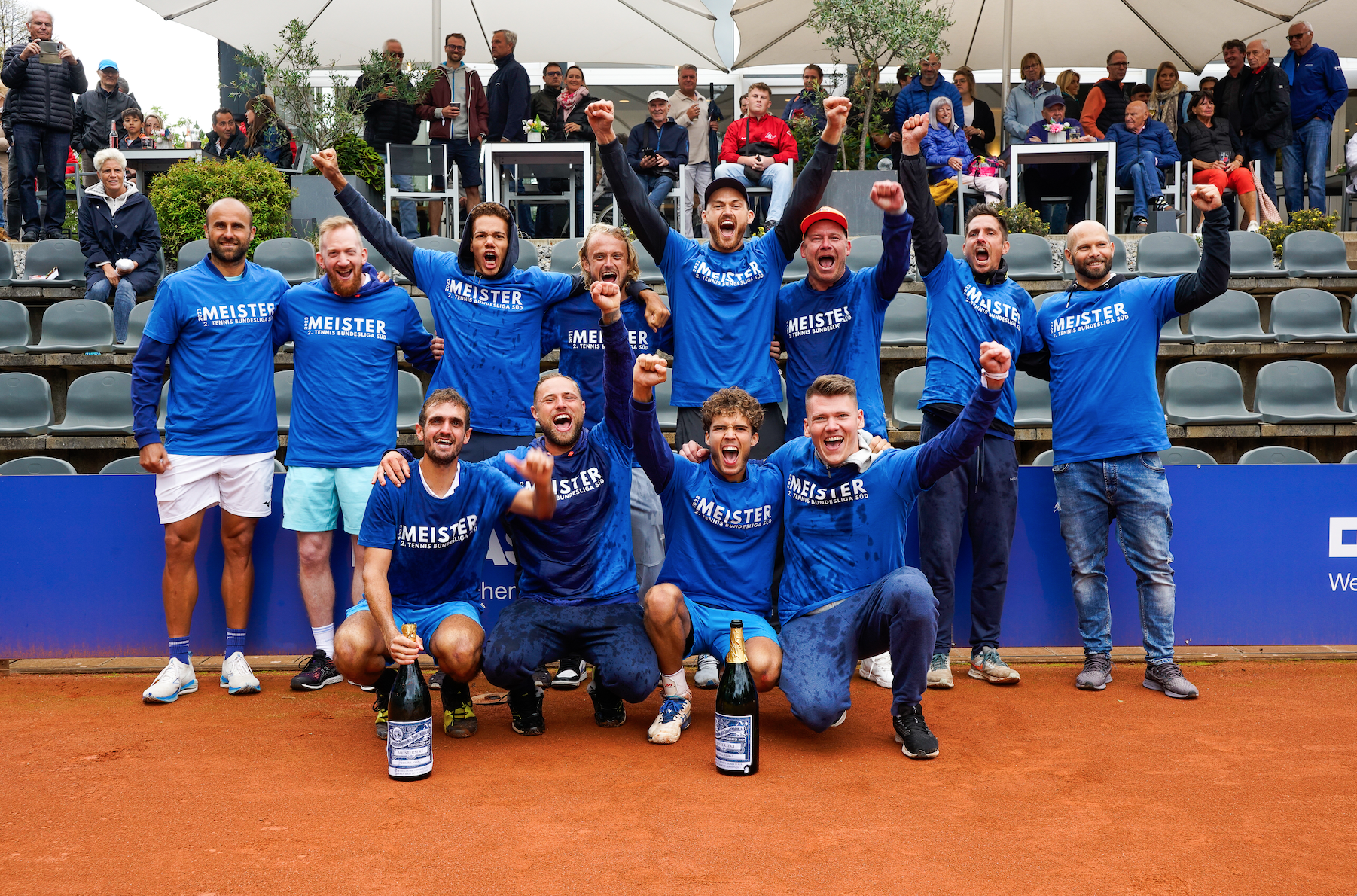 Tennisteam feiert Meistertitel auf Sandplatz