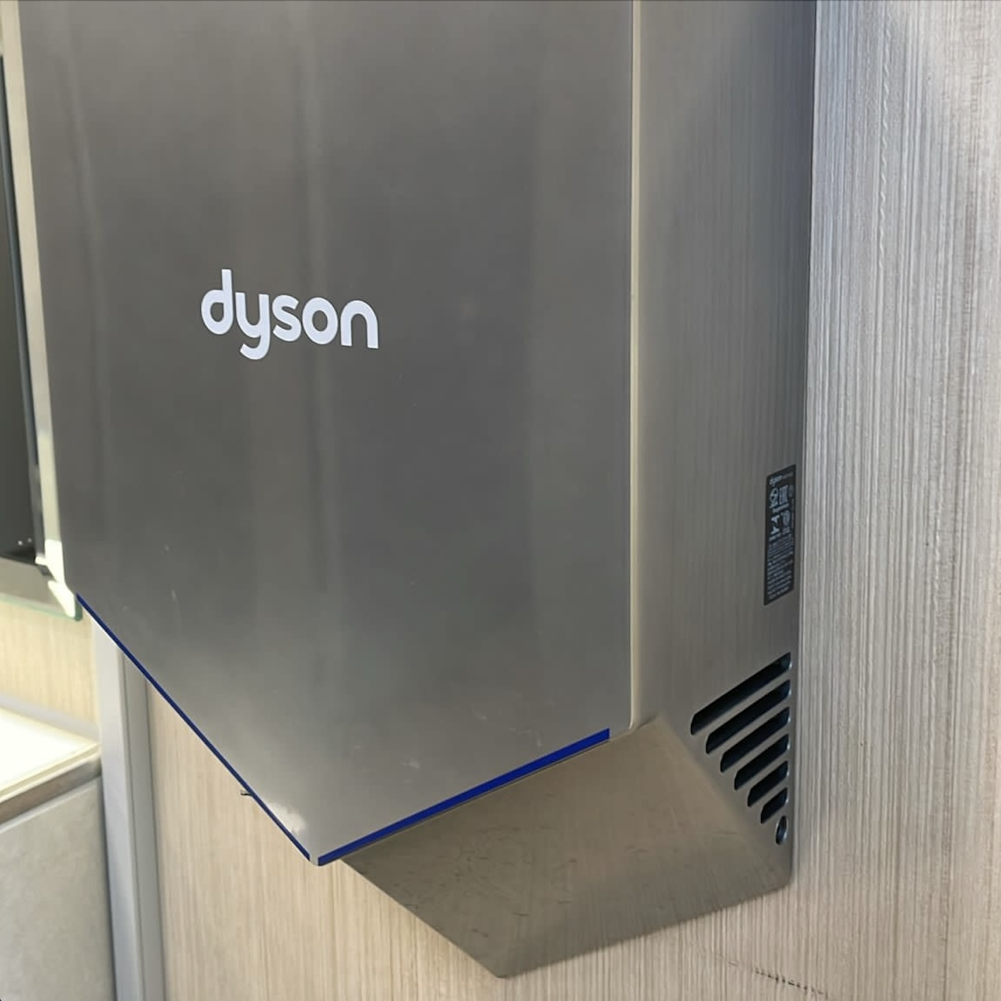 Dyson Händetrockner an Wand montiert