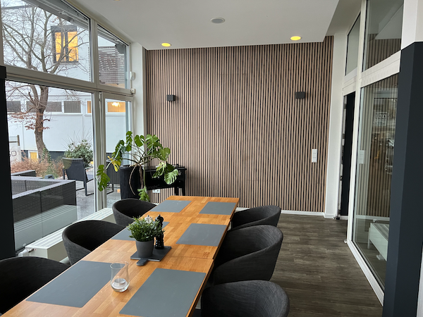 Moderner Essbereich mit Holztisch und großen Fenstern