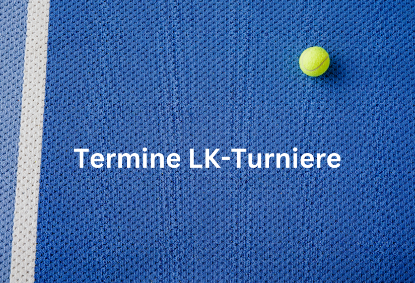 Tennisball auf blauem Platz mit Schriftzug
