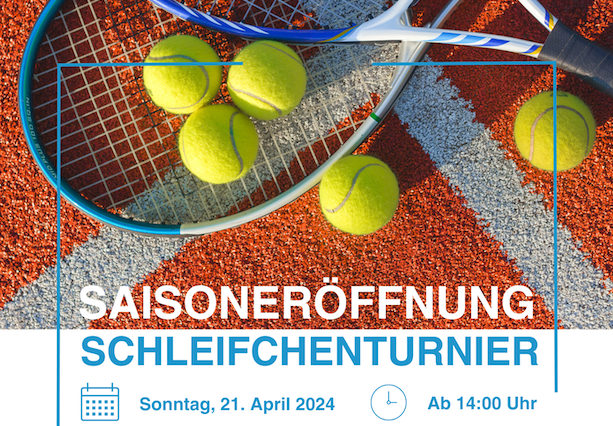 Tennisschläger und Bälle auf Sandplatz mit Turnierinfo
