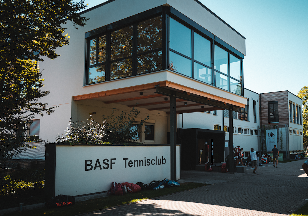 Modernes Clubhaus des BASF Tennisclub e.V.