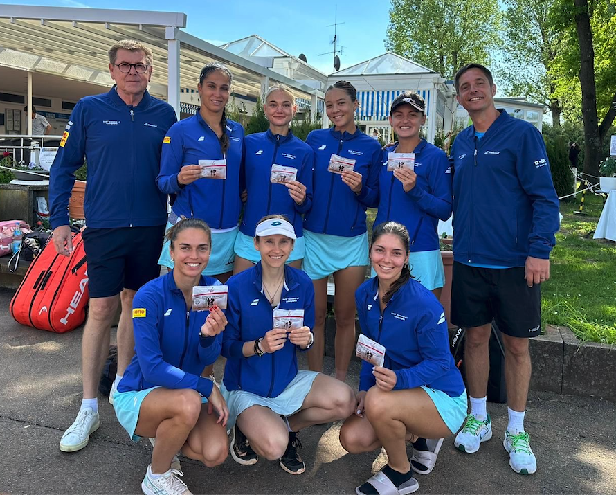 Tennisteam posiert mit Karten im Freien