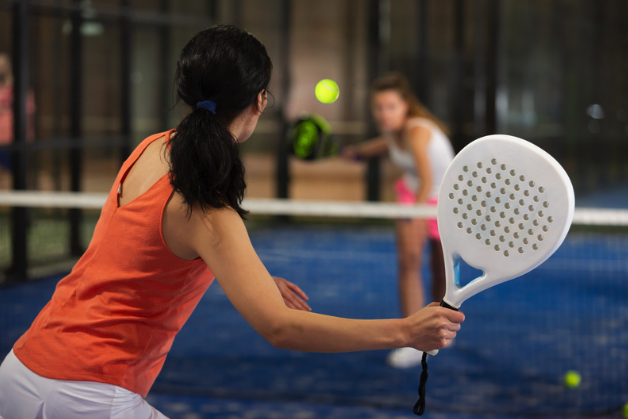 Zwei Frauen spielen Padel in Halle