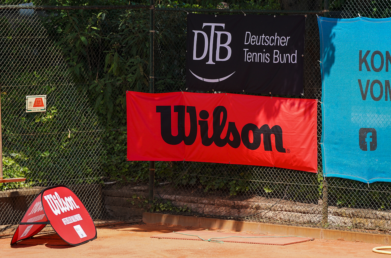 Werbebanner von Wilson und DTB am Tennisplatz