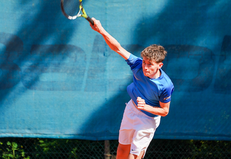 Tennisspieler beim Aufschlag auf Außenplatz