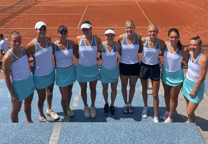 Neun Tennisspielerinnen auf Sandplatz nebeneinander