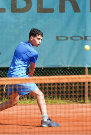 Tennisspieler beim Rückhand-Schlag auf Sandplatz