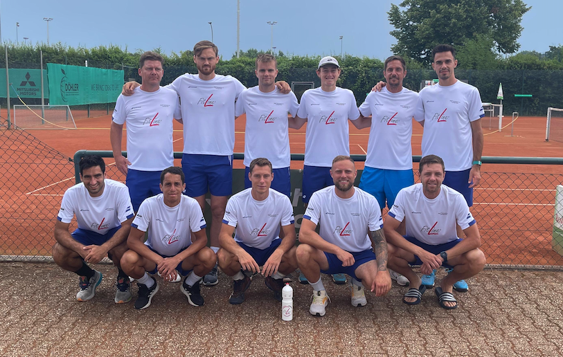 Tennismannschaft posiert auf Sandplatz