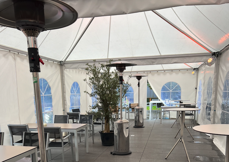 Festzelt mit Heizstrahlern, Tischen und Stühlen