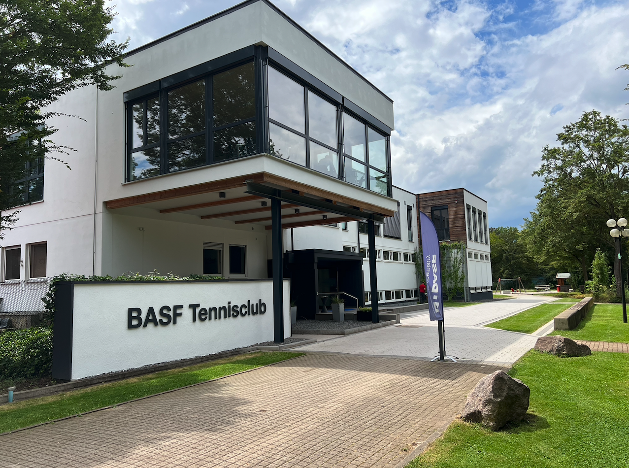 Modernes Clubhaus des BASF Tennisclub e.V.