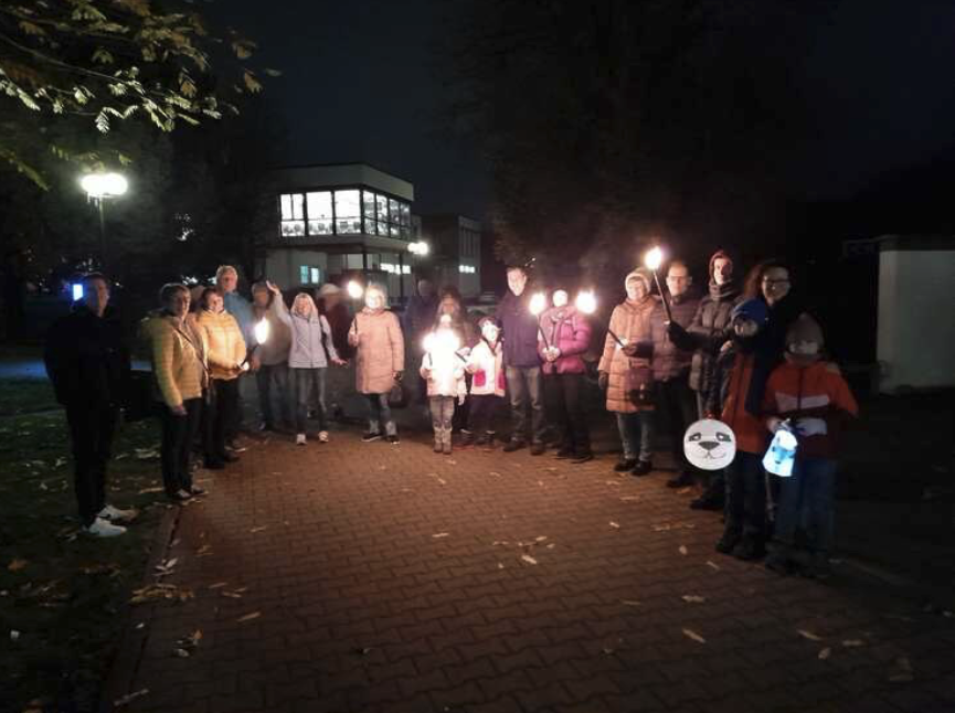 Menschen mit Fackeln bei nächtlichem Treffen
