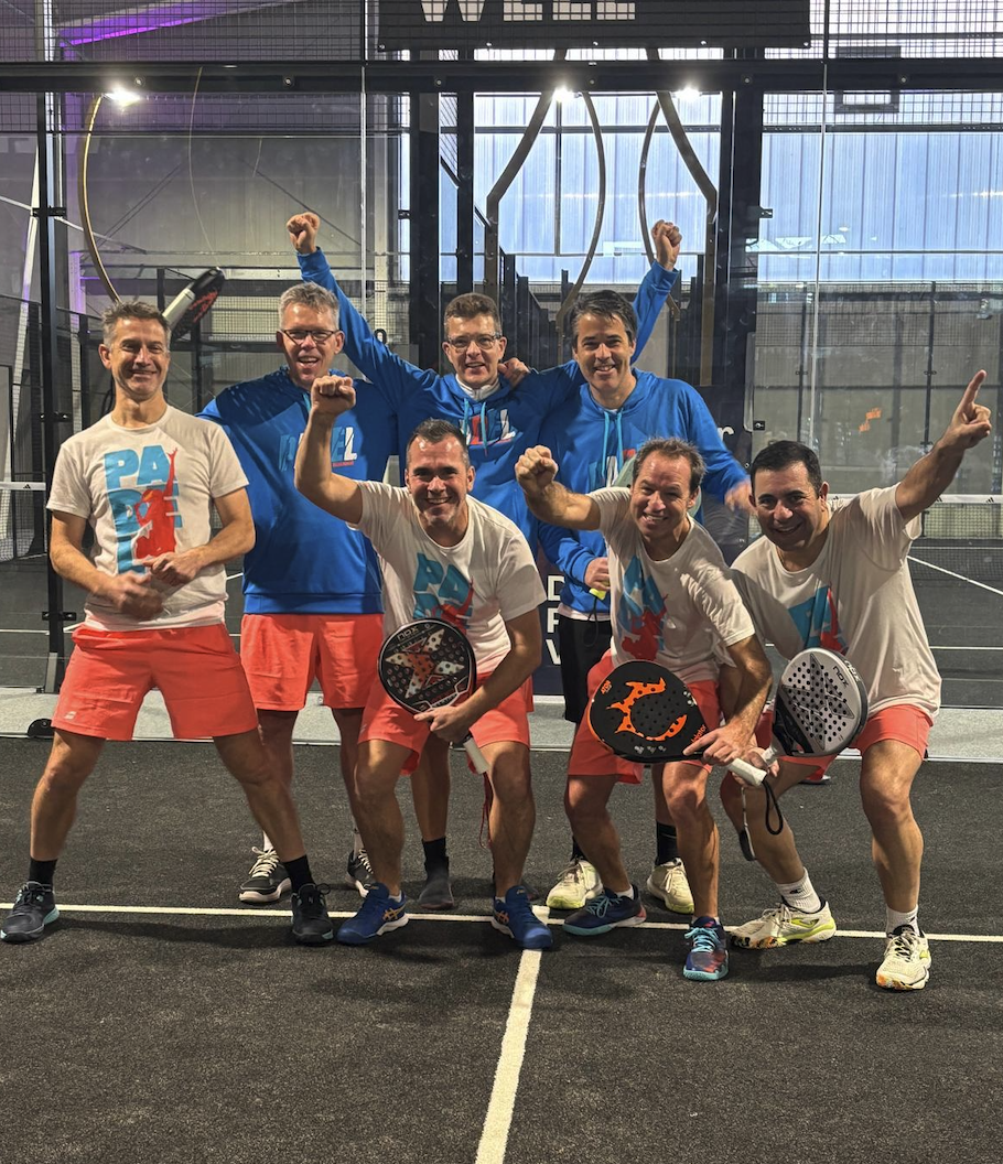 Sieben Männer feiern Sieg auf Padelplatz