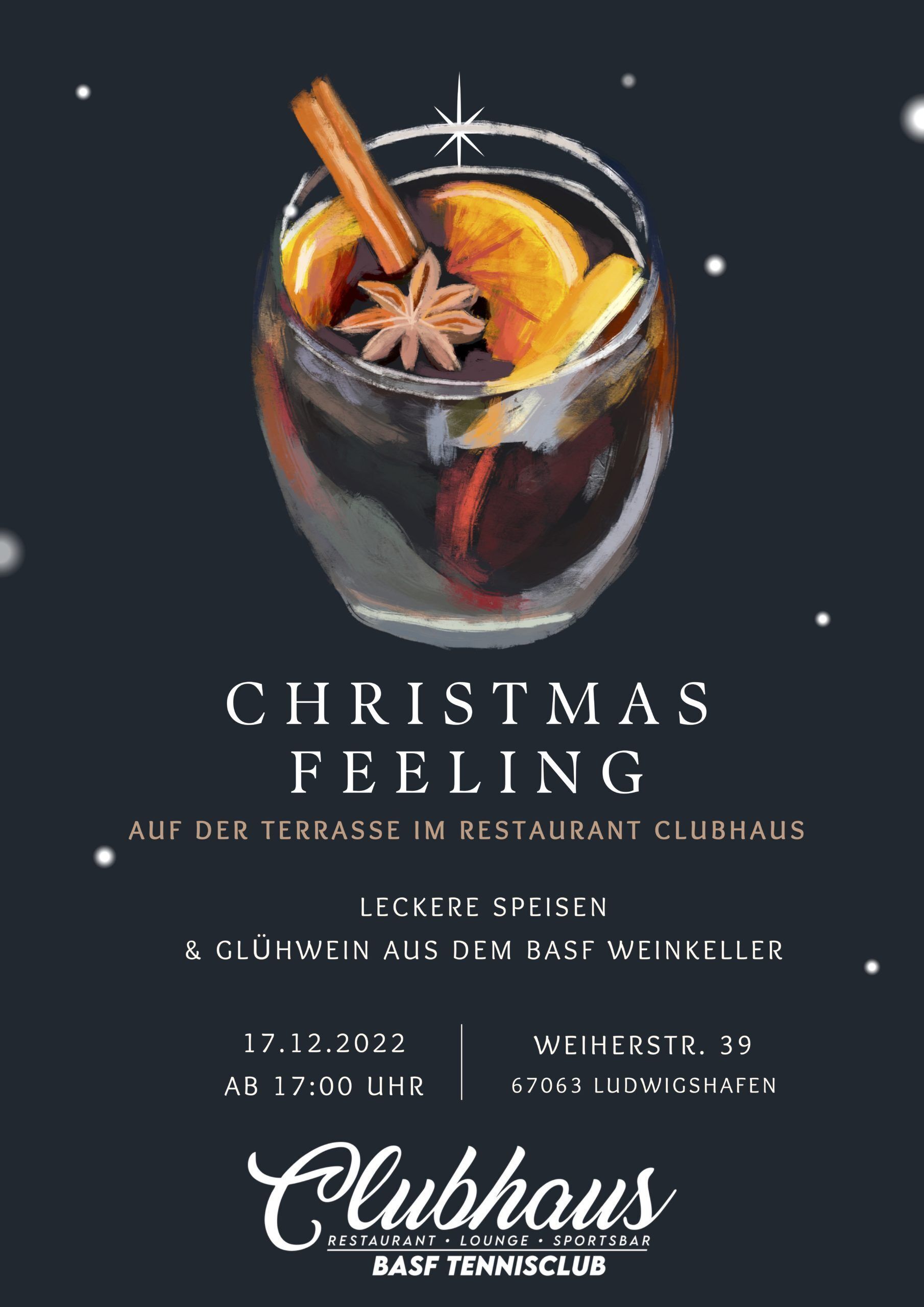 Glas Glühwein mit Orange und Zimtstange