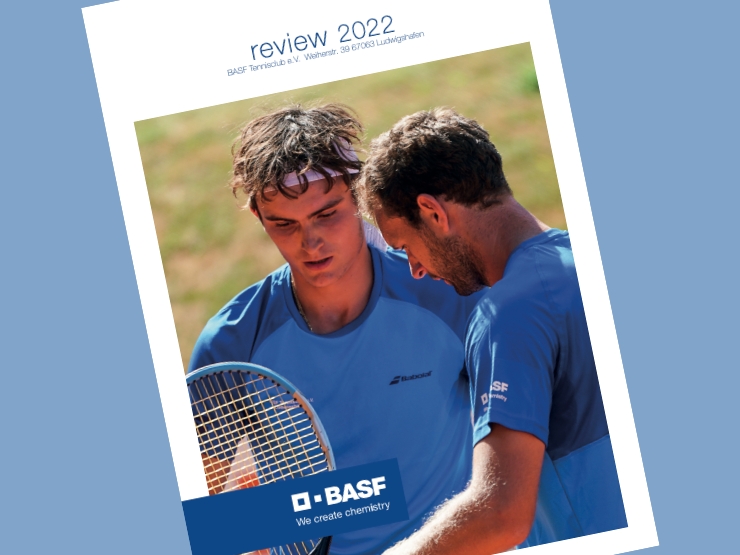 Zwei Tennisspieler betrachten gemeinsam einen Schläger