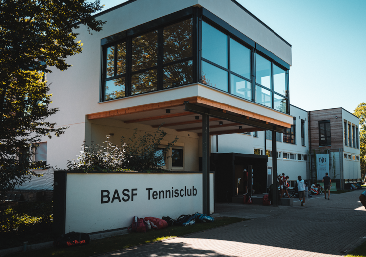 Modernes Clubhaus des BASF Tennisclub e.V. mit Glasfassade