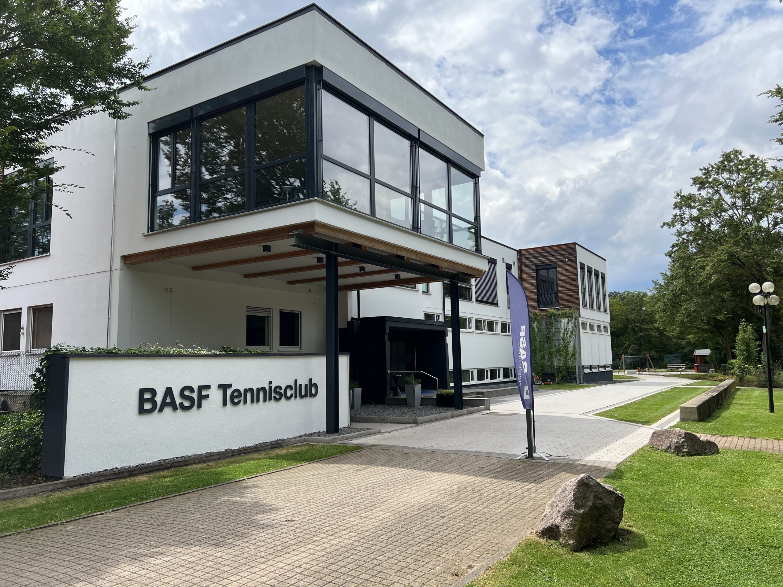 Modernes Clubhaus des BASF Tennisclub e.V.