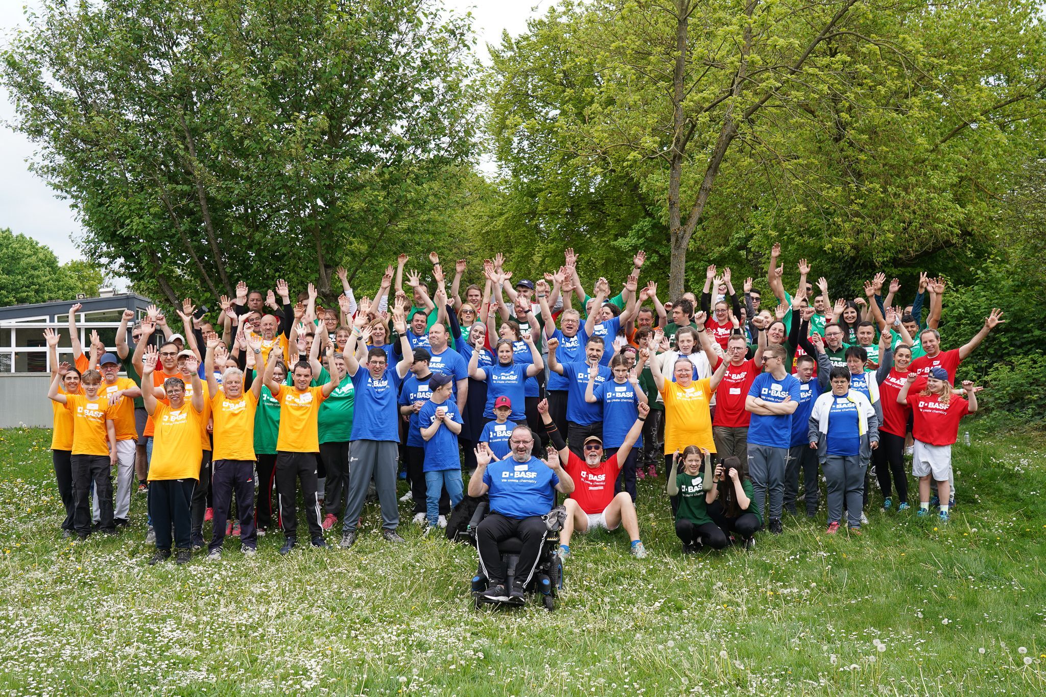 Große Gruppe in bunten T-Shirts im Park