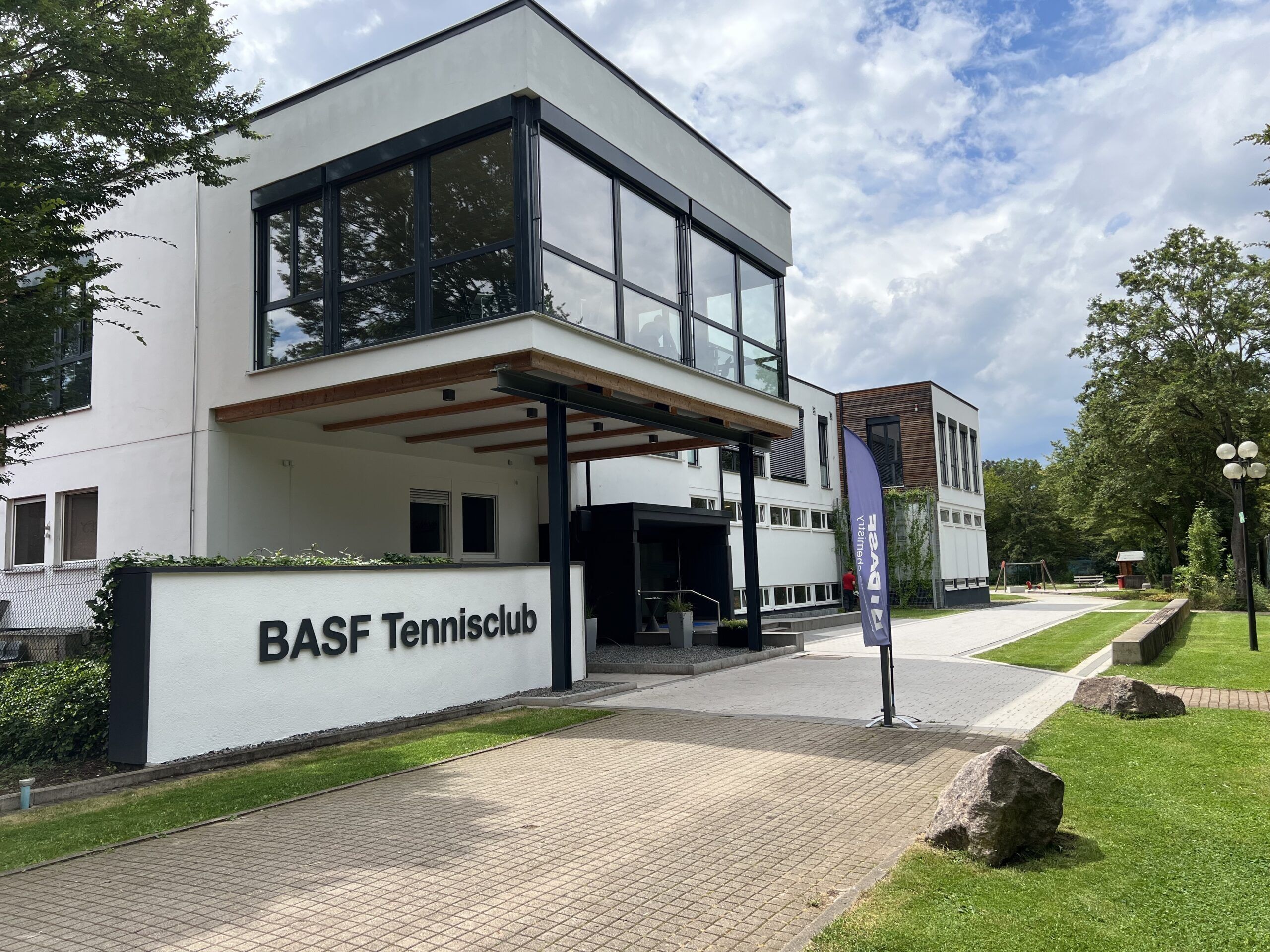 Modernes Clubhaus des BASF Tennisclub e.V.