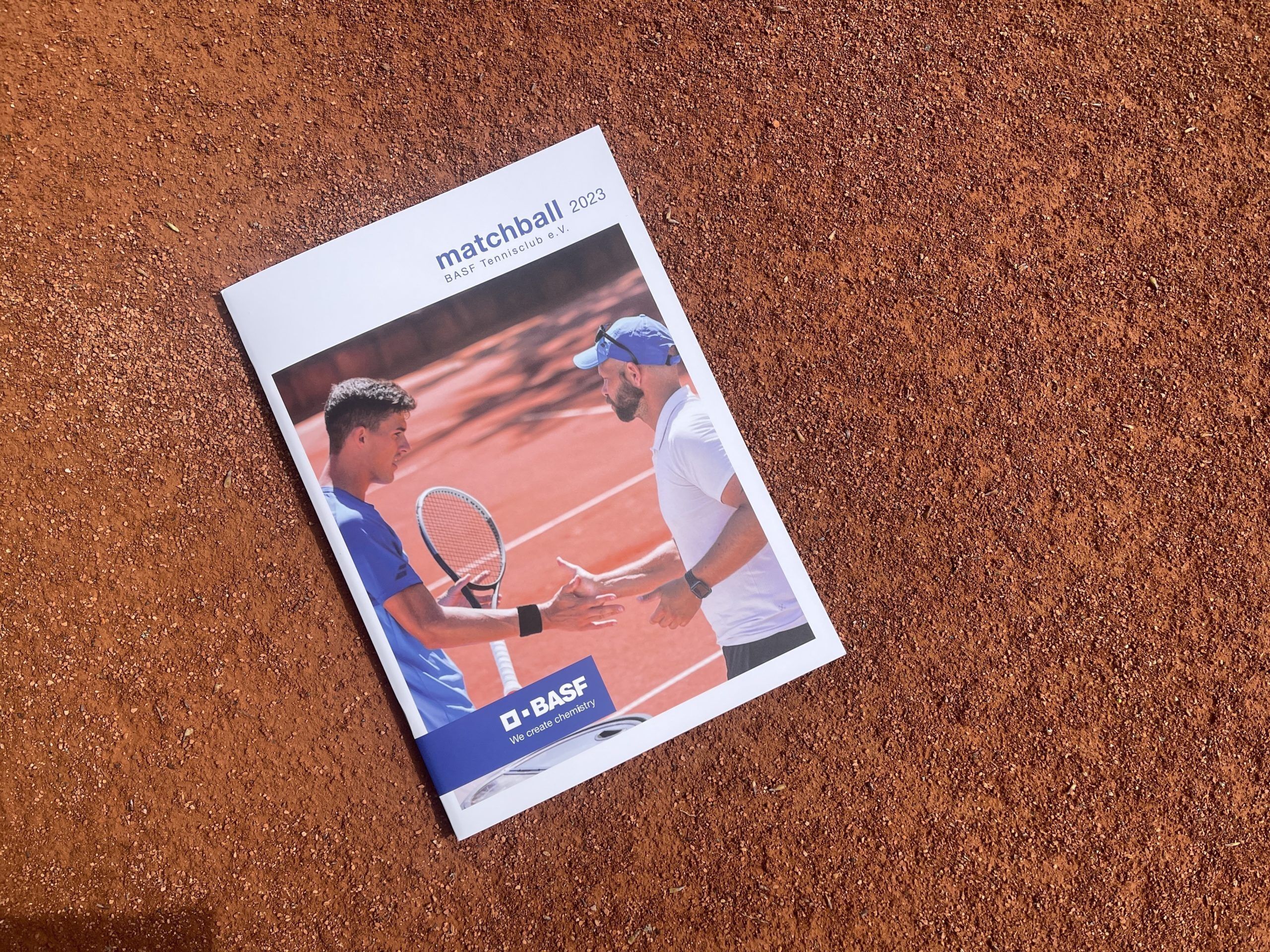 Broschüre des BASF Tennisclub e.V. auf Sandplatz