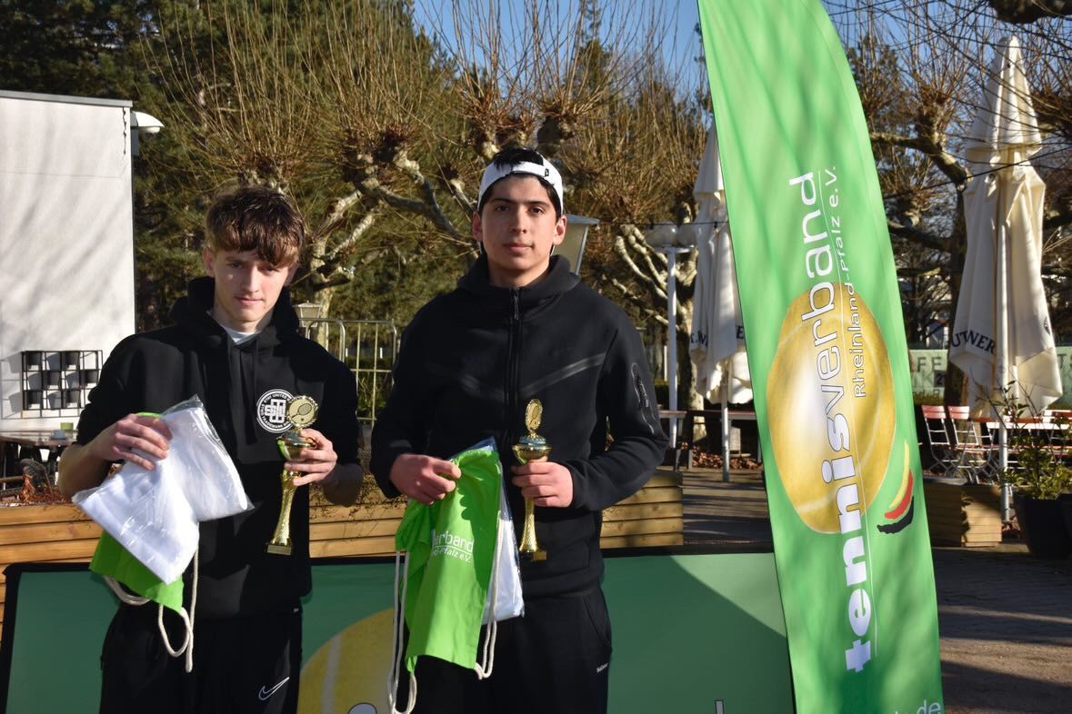 Zwei Jugendliche mit Pokalen bei Tennisturnier