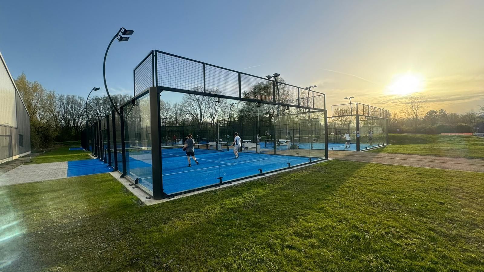 Padelplätze im Freien bei Sonnenuntergang