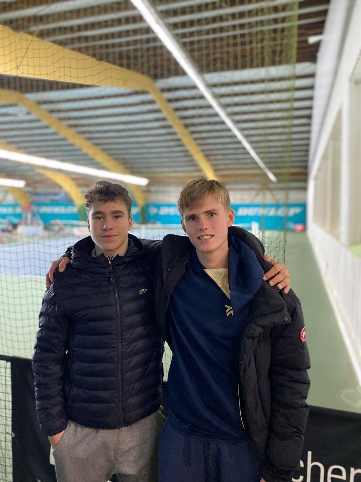 Zwei junge Männer in Tennishalle