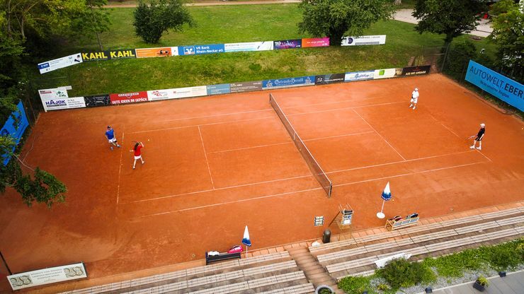 Tennisspieler auf Sandplatz von oben