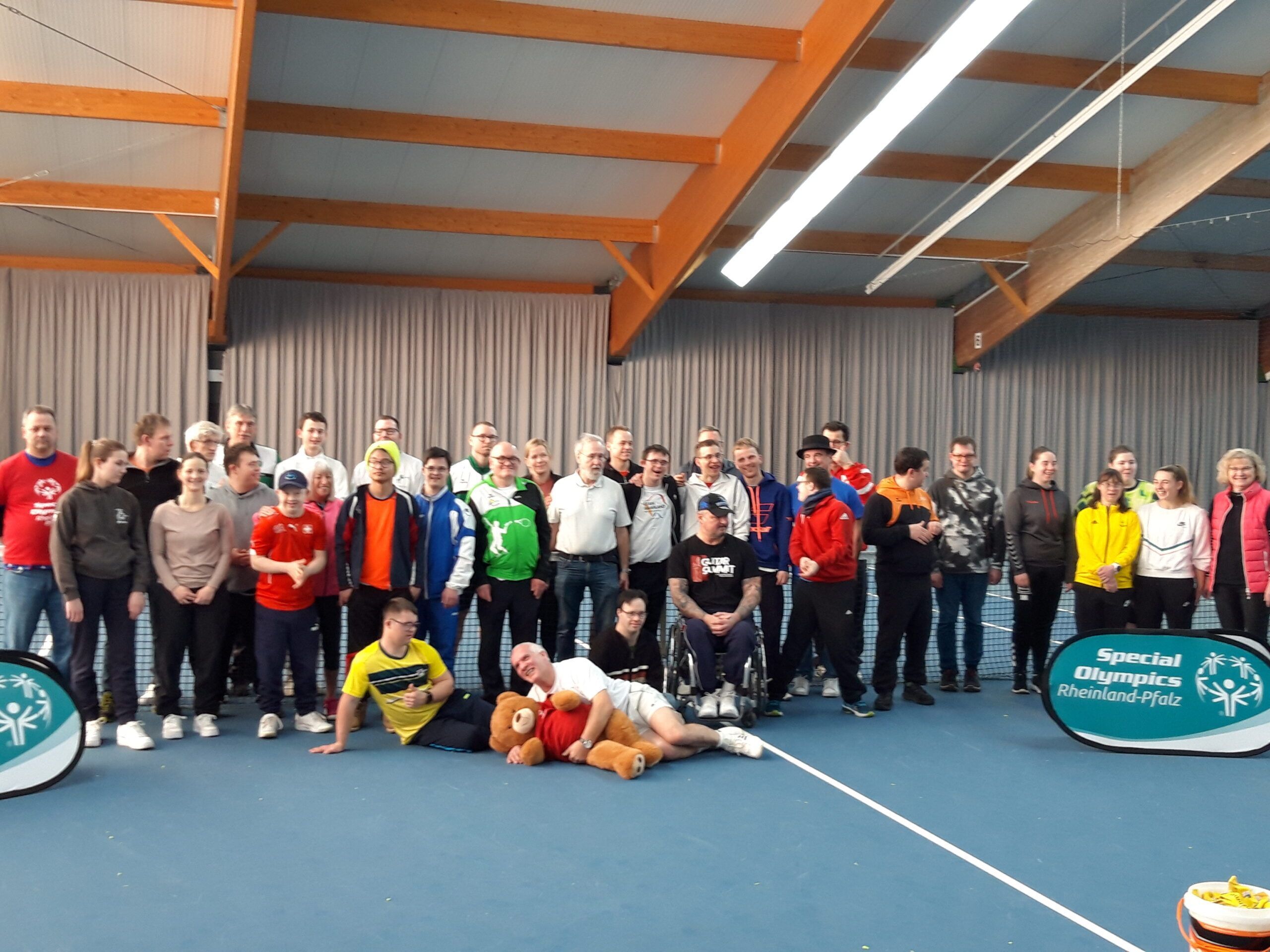 Gruppenfoto bei Special Olympics in Sporthalle
