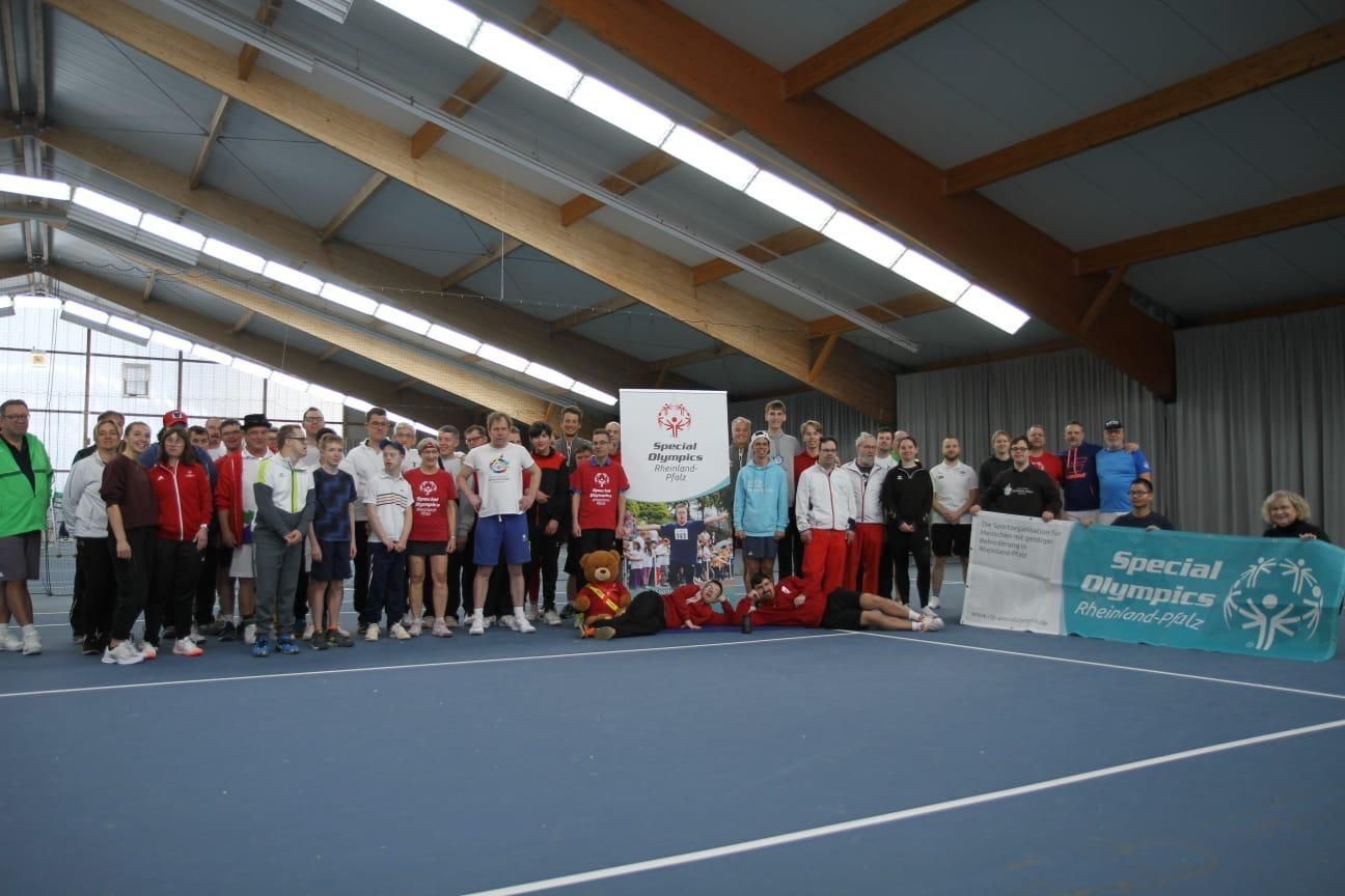 Gruppenfoto bei Special Olympics in Tennishalle