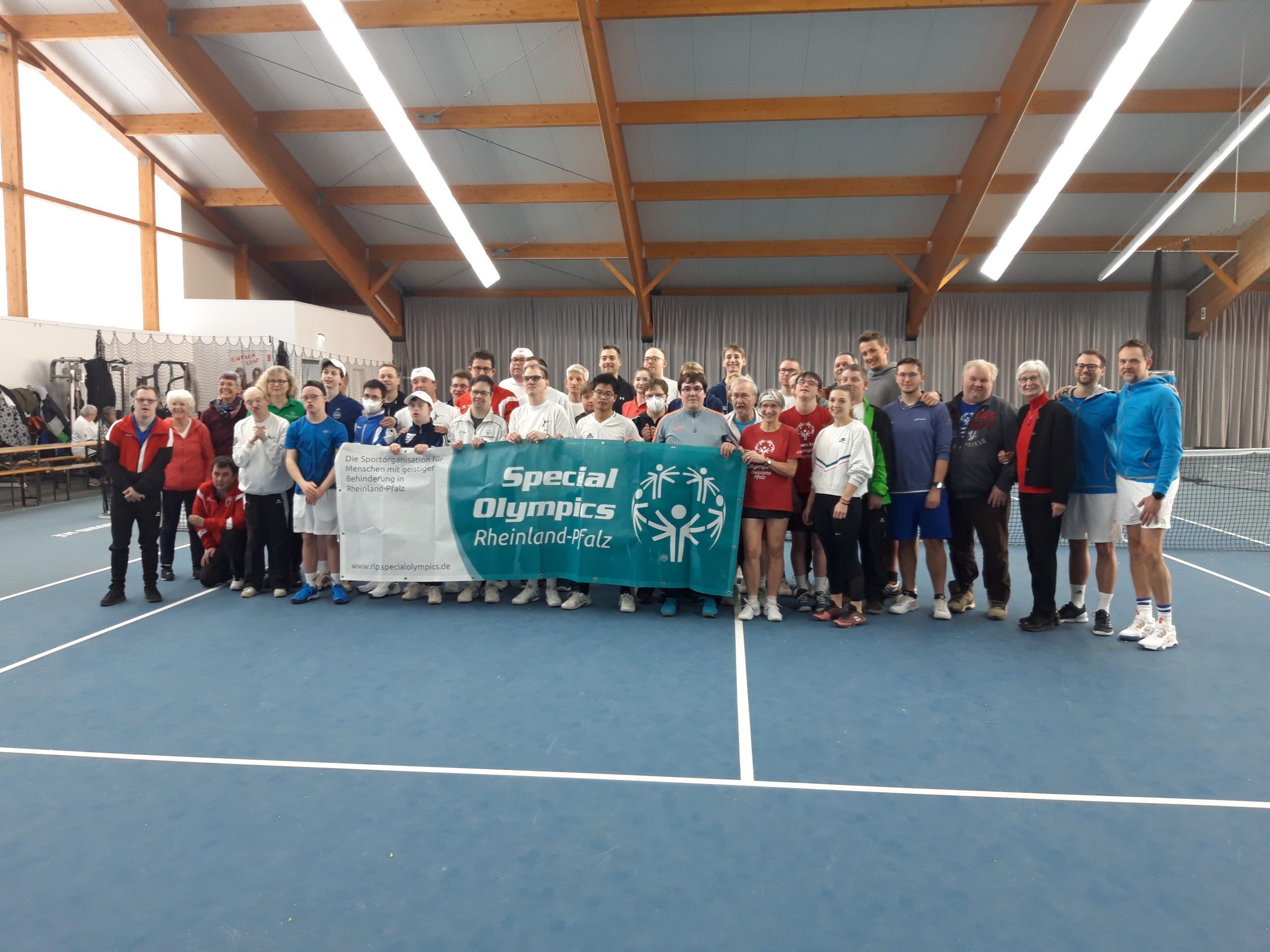 Gruppenfoto mit Banner Special Olympics Rheinland-Pfalz