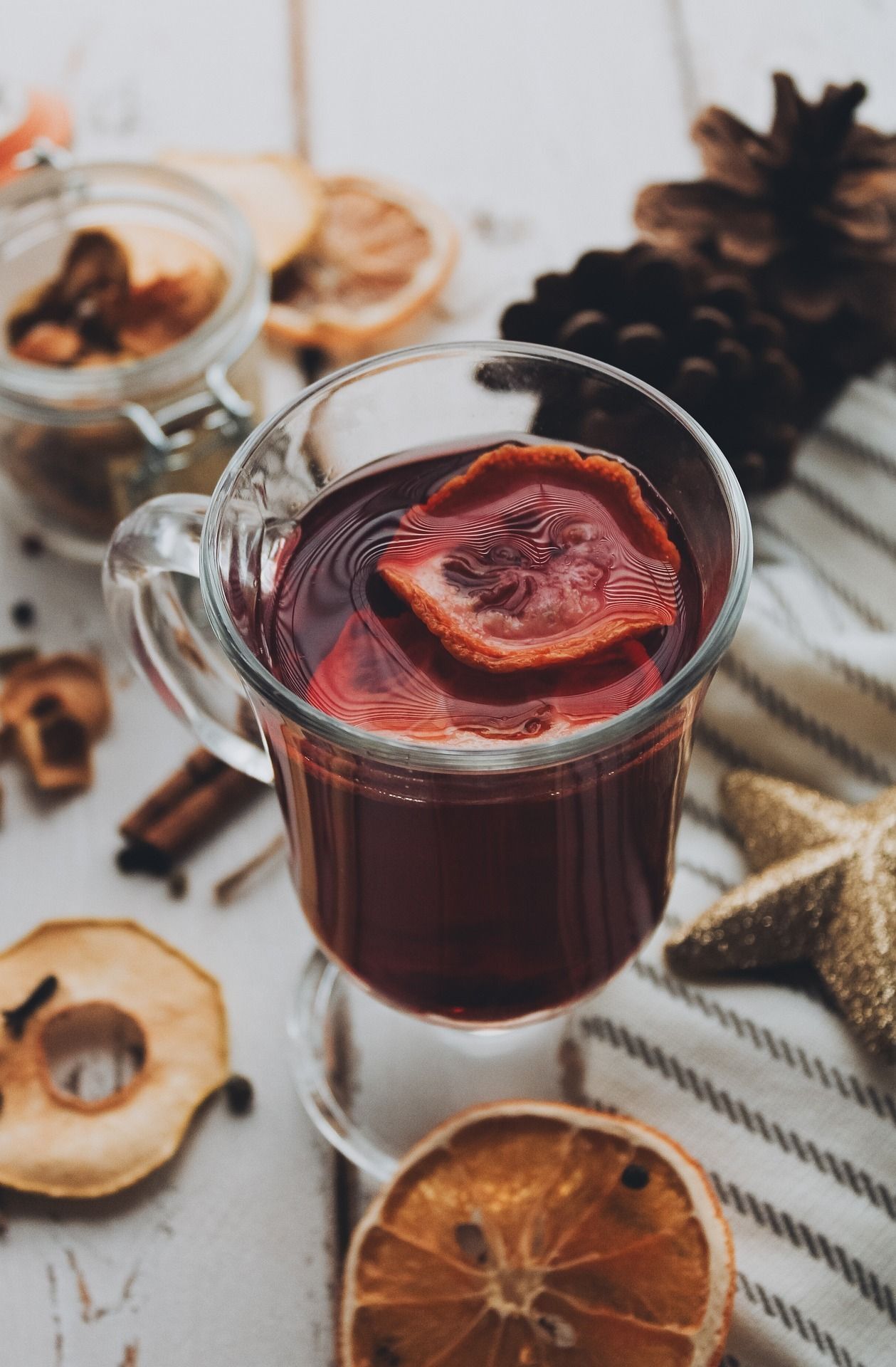 Glas Glühwein mit Orangenscheibe und Gewürzen